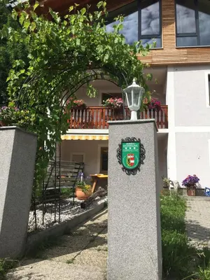 Ein Garten an der Unterkunft Ferienwohnung Oswald Fuschlsee
