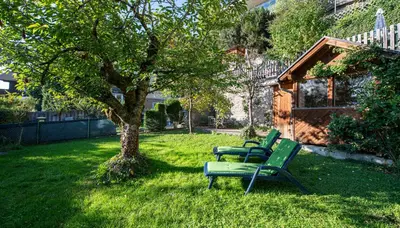 Ein Garten an der Unterkunft Aberseeblick Pension Ellmauer