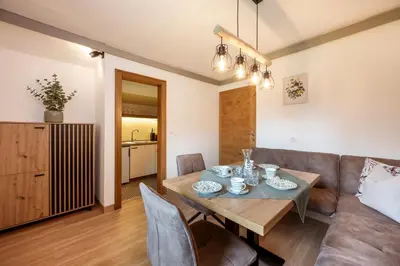 Ein Sitzbereich in der Unterkunft Reitsamerhof - Zimmer & Apartments
