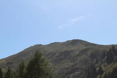 Ein allgemeiner Bergblick oder ein Berglick von der Lodge aus