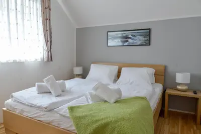Ein Bett oder Betten in einem Zimmer der Unterkunft Alpine Apartment Lisa Top 7 by AA Holiday Homes