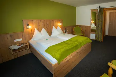 Ein Bett oder Betten in einem Zimmer der Unterkunft Hotel Haus Lungau