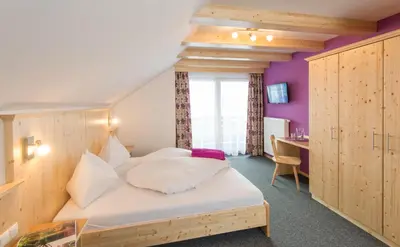Ein Bett oder Betten in einem Zimmer der Unterkunft Hotel Haus Lungau