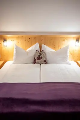 Ein Bett oder Betten in einem Zimmer der Unterkunft Hotel Haus Lungau