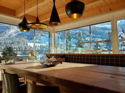 Ein allgemeiner Bergblick oder ein Berglick von der Lodge aus