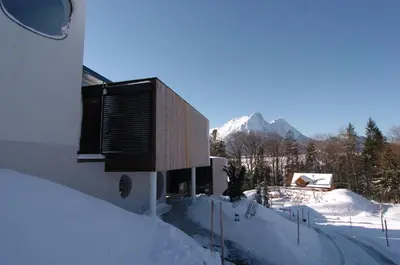 Ein allgemeiner Bergblick oder ein Berglick von des Aparthotels aus