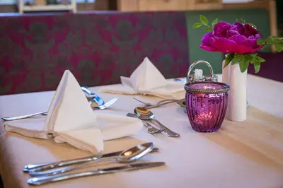 Ein Restaurant oder anderes Speiselokal in der Unterkunft Landhotel Häuserl im Wald