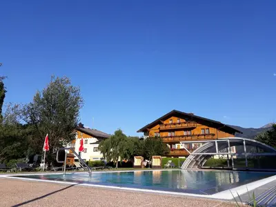 Der Swimmingpool an oder in der Nähe von Landhotel Häuserl im Wald