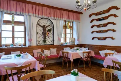 Ein Restaurant oder anderes Speiselokal in der Unterkunft Hametner mit Innviertlerhaus mit Thermenzugang