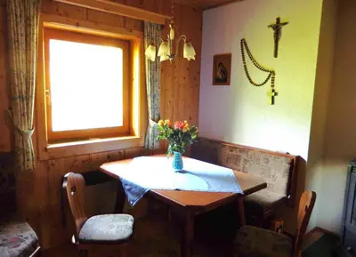Ein Sitzbereich in der Unterkunft Kleines Ferienhaus Koglerhütte