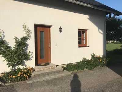 Das Gebäude in dem sich das Ferienhaus befindet