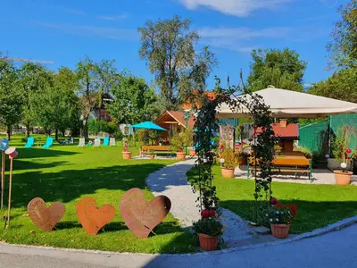 Ein Garten an der Unterkunft Hotel-Pension Wagnermigl