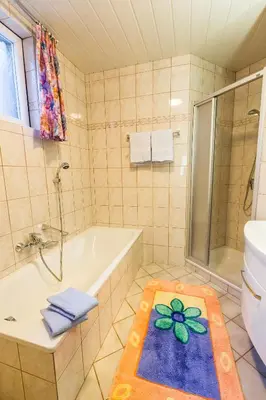 Ein Badezimmer in der Unterkunft Aparthaus Birkenheim