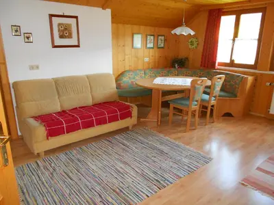 Ein Sitzbereich in der Unterkunft Ferienwohnung Schmiedbauer