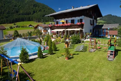 Ein allgemeiner Bergblick oder ein Berglick von der Ferienwohnung aus
