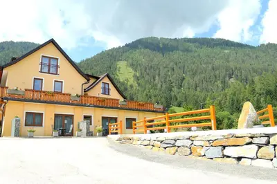 Ein allgemeiner Bergblick oder ein Berglick von der Pension aus