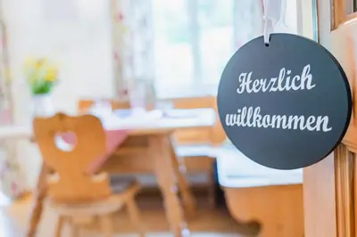 Ein Restaurant oder anderes Speiselokal in der Unterkunft Ferienwohnung Seilbahn