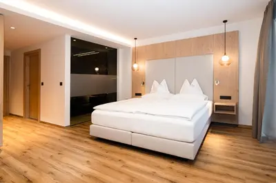 Ein Bett oder Betten in einem Zimmer der Unterkunft Gut Berg Naturhotel