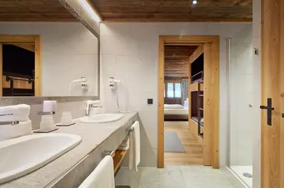 Ein Badezimmer in der Unterkunft Promi Alm Flachau - Luxus Chalets