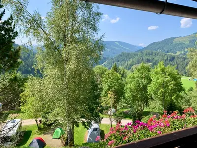 Ein allgemeiner Bergblick oder ein Berglick von der Pension aus