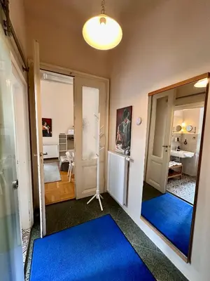 Ein Bett oder Betten in einem Zimmer der Unterkunft KRISTALL Doppelzimmer im Zentrum, Balkon, Nähe Bahnhof und Therme