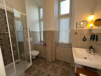 Ein Badezimmer in der Unterkunft KRISTALL Doppelzimmer im Zentrum, Balkon, Nähe Bahnhof und Therme