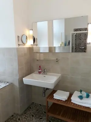 Ein Badezimmer in der Unterkunft KRISTALL Doppelzimmer im Zentrum, Balkon, Nähe Bahnhof und Therme