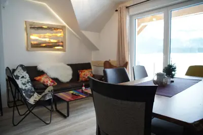 Ein Sitzbereich in der Unterkunft Alpenapartments Steiermark