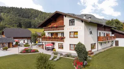 Ein allgemeiner Bergblick oder ein Berglick von des Aparthotels aus