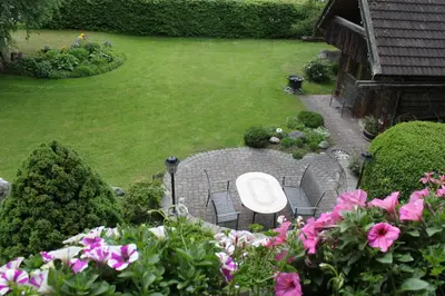 Ein Garten an der Unterkunft Haus Alexander