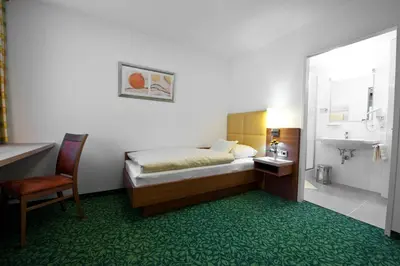 Ein Bett oder Betten in einem Zimmer der Unterkunft Hotel Sonnenhof