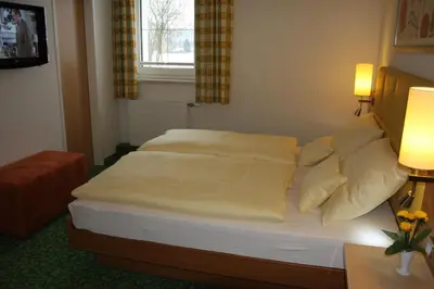 Ein Bett oder Betten in einem Zimmer der Unterkunft Hotel Sonnenhof