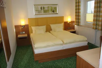 Ein Bett oder Betten in einem Zimmer der Unterkunft Hotel Sonnenhof
