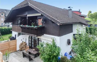Das Gebäude in dem sich das Ferienhaus befindet