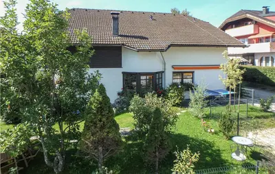 Ein Garten an der Unterkunft Ferienhaus - Mondsee