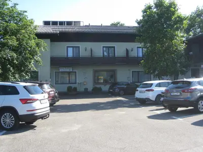 Das Gebäude in dem sich die Pension befindet
