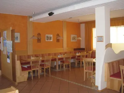 Ein Restaurant oder anderes Speiselokal in der Unterkunft Gasthof Strobl Waldfrieden Garni