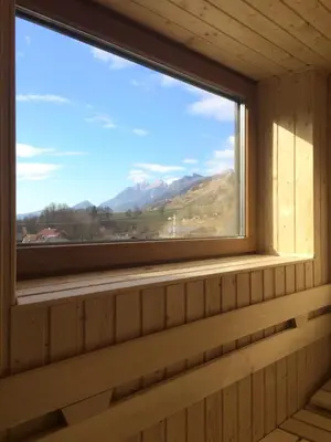 Ein allgemeiner Bergblick oder ein Berglick von des Aparthotels aus