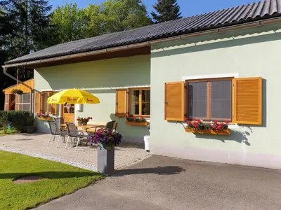 Das Gebäude in dem sich das Ferienhaus befindet