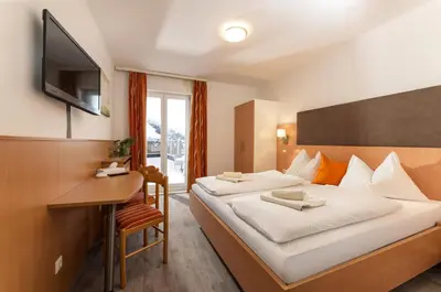 Ein Bett oder Betten in einem Zimmer der Unterkunft Erlys Cityhotel