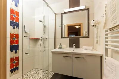 Ein Badezimmer in der Unterkunft Erlys Cityhotel