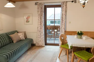 Ein Sitzbereich in der Unterkunft Ferienwohnung Dichtlbauer