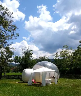 Ein Garten an der Unterkunft Bubble Tent Hotel
