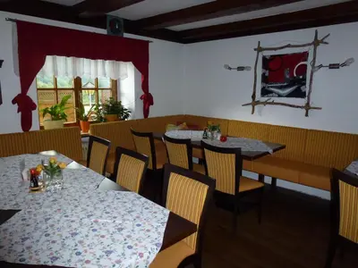 Ein Sitzbereich in der Unterkunft Gasthof Steinbräu