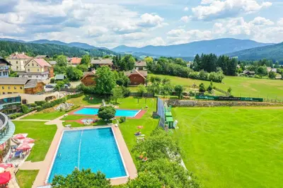 Der Swimmingpool an oder in der Nähe von Familien-Appartements Örglwirt's Gut