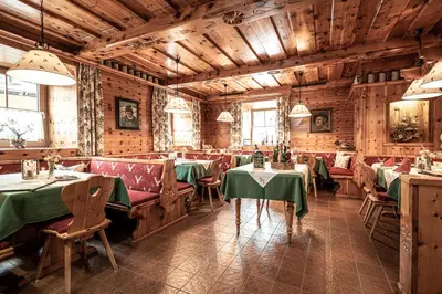Ein Restaurant oder anderes Speiselokal in der Unterkunft Familien-Appartements Örglwirt's Gut