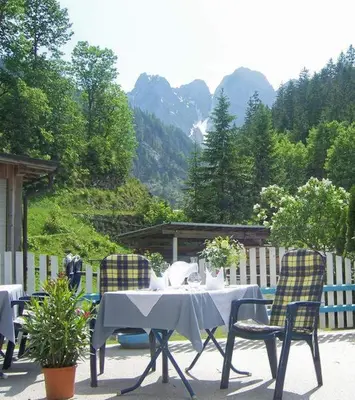 Ein allgemeiner Bergblick oder ein Berglick von der Pension aus