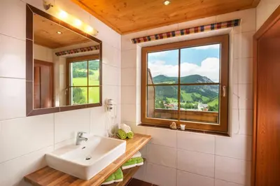 Ein allgemeiner Bergblick oder ein Berglick von des Bauernhofs aus