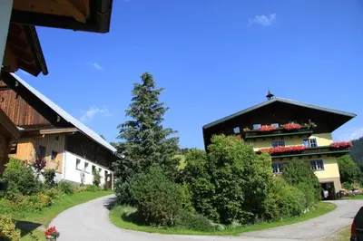 Das Gebäude in dem sich der Bauernhof befindet