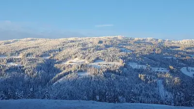 Ein allgemeiner Bergblick oder ein Berglick von der Ferienwohnung aus